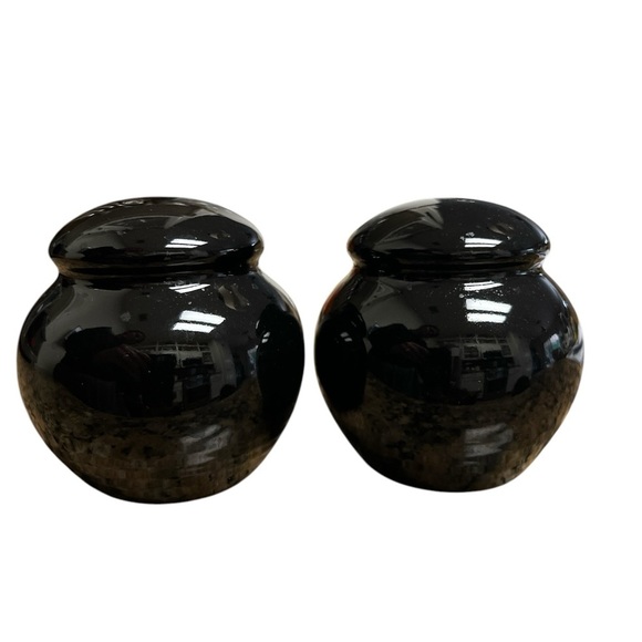 Black round salt and pepper shakers - Picture 1 of 3